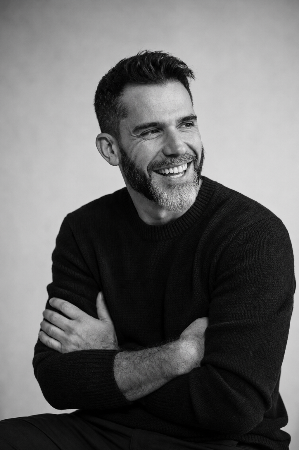 Retrato de Kadu sorrindo, com os braços cruzados